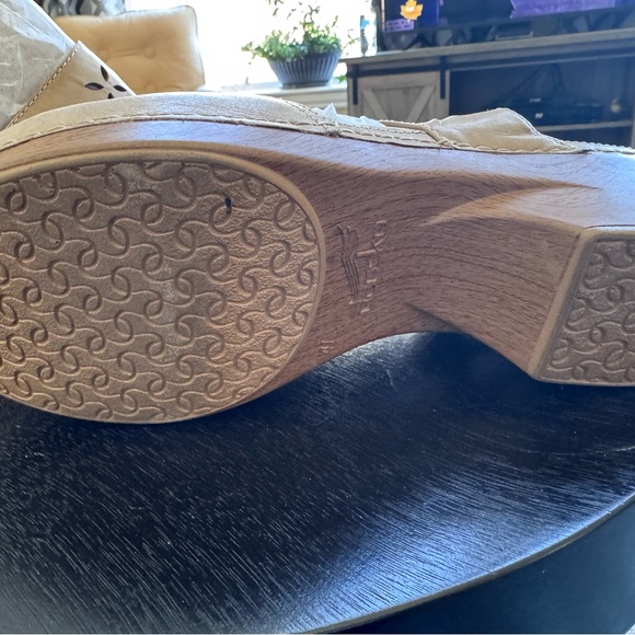 Women’s Dansko Tan Leather Slingback Clog with Floral Cutouts - Picture 2 of 9